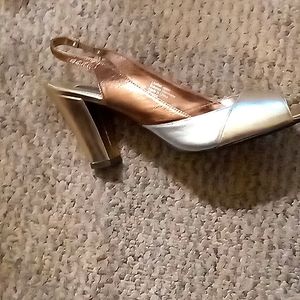 Slingback heeled shoe in metallic colors.
